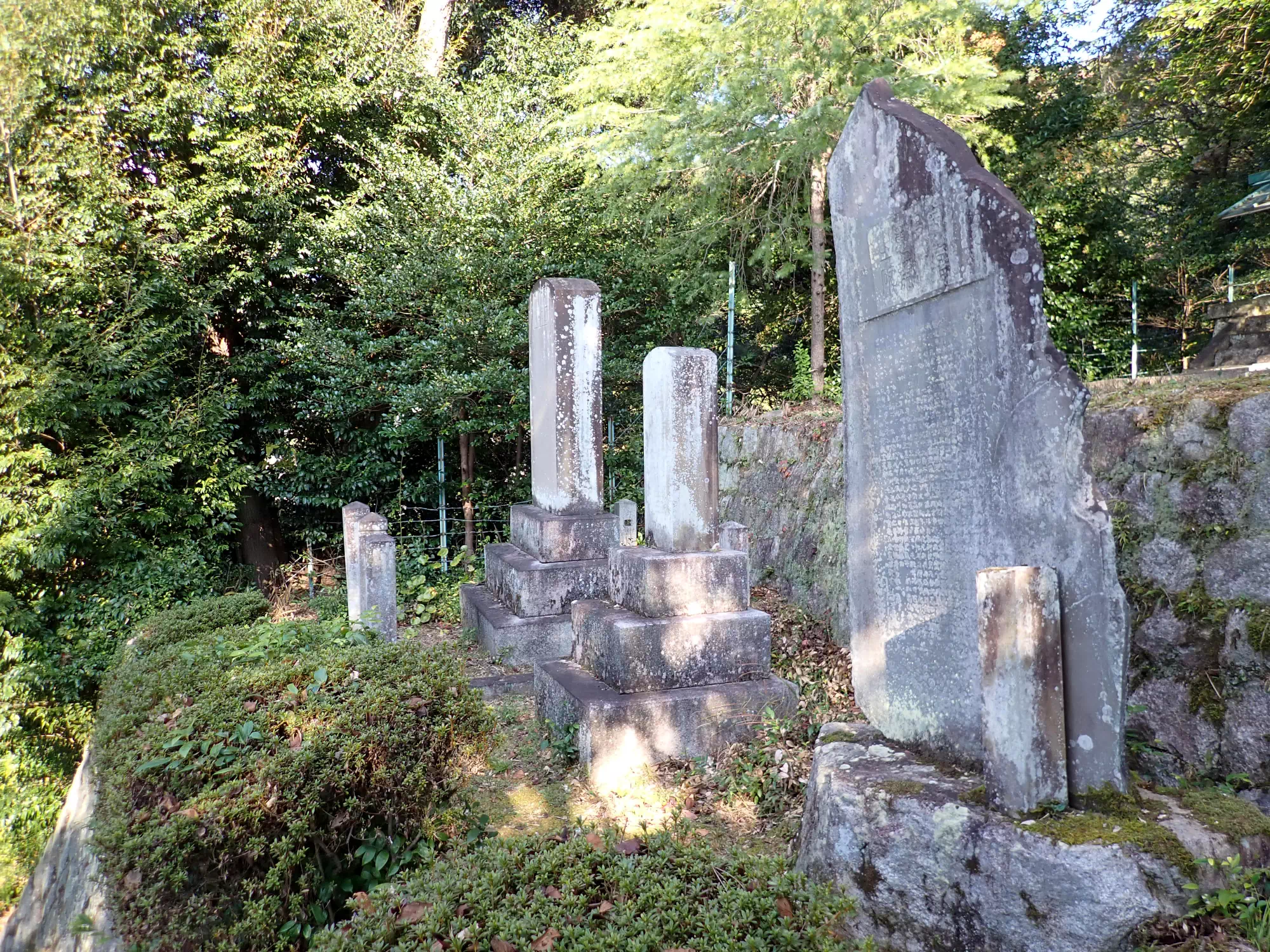 玉松操、小野昇造、宇喜多一蕙の碑